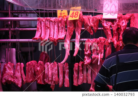 豬肉在香港市場的一家肉店出售。比牛肉和雞肉更高更貴。中國愛豬肉 豬肉在香港市場的一家肉店出售。比牛肉和雞肉更高更貴。中國愛豬肉 140032793