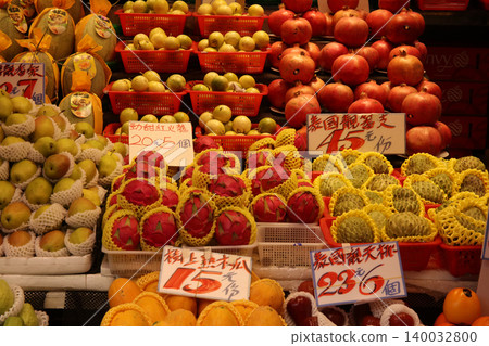 Fruits such as persimmons are sold at the open-air market. These are Fuyu persimmons, but they are from China. Most are imported. Fruits such as persimmons are sold at the open-air market. These are Fuyu persimmons, but they are from China. Most are imported. 140032800