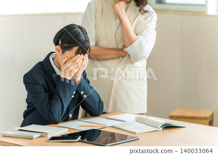 國中和高中女生承受著學習和入學考試的壓力(哭泣、絕望、恐慌) 國中和高中女生承受著學習和入學考試的壓力(哭泣、絕望、恐慌) 140033064