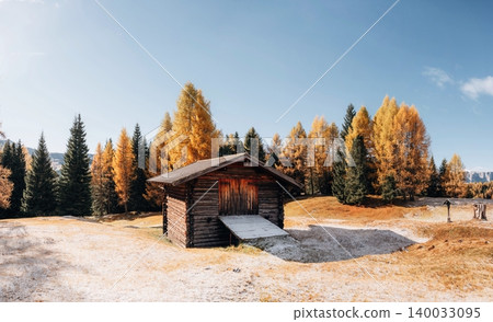 Great autumn view of the top Tofana di Rozes and Cinque Torri range in Dolomites, South Tyrol. Location Cortina d'Ampezzo, Italy, Europe. Beauty of mountains world. 140033095