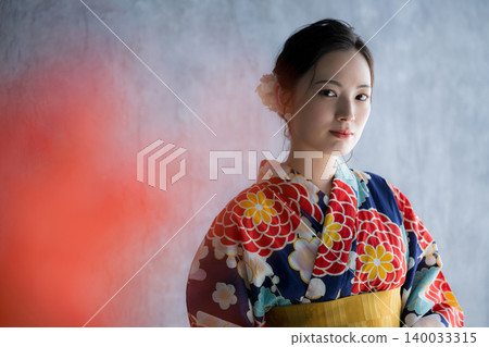 一幅日本美女肖像,畫中一位身穿浴衣的日本女性被彼岸花環繞,直視鏡頭——一位冷豔的亞洲美女。 一幅日本美女肖像,畫中一位身穿浴衣的日本女性被彼岸花環繞,直視鏡頭——一位冷豔的亞洲美女。 140033315