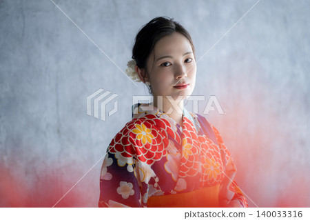 一幅日本美女肖像,畫中一位身穿浴衣的日本女性被彼岸花環繞,直視鏡頭——一位冷豔的亞洲美女。 一幅日本美女肖像,畫中一位身穿浴衣的日本女性被彼岸花環繞,直視鏡頭——一位冷豔的亞洲美女。 140033316