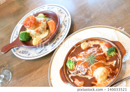 Enjoy lunch at a Western-style restaurant: piping hot demi-glace gratin and stewed hamburger steak. Enjoy lunch at a Western-style restaurant: piping hot demi-glace gratin and stewed hamburger steak. 140033521