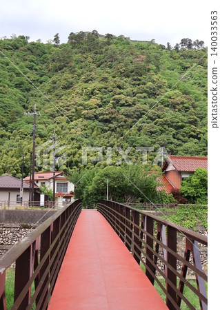 從常盤橋眺望津和野城遺址（島根縣鹿尾郡津和野町森村） 140033563