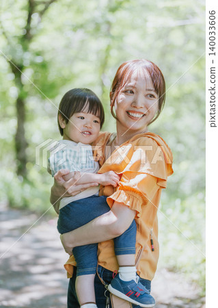 一位母親和孩子在大自然中玩耍。 一位母親和孩子在大自然中玩耍。 140033606