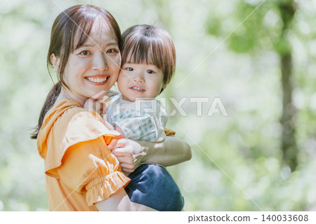 一位母親和孩子在大自然中玩耍。 一位母親和孩子在大自然中玩耍。 140033608