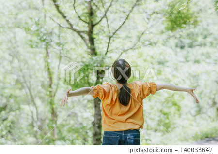 A woman who has a forest bath A woman who has a forest bath 140033642