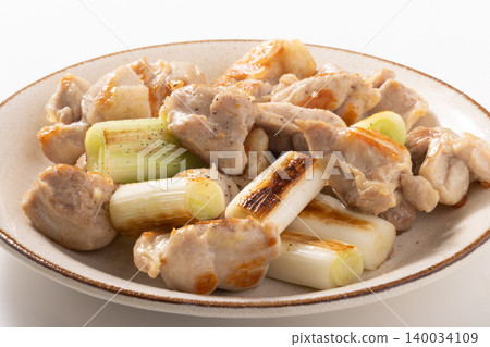 Grilled chicken thigh with green onion and salt Grilled chicken thigh with green onion and salt 140034109