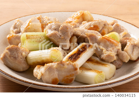Grilled chicken thigh with green onion and salt Grilled chicken thigh with green onion and salt 140034115