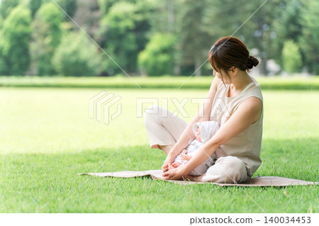 媽媽們、母親們和年輕的亞洲女性在公園裡穿著瑜珈服做嬰兒瑜珈和親子瑜珈。 媽媽們、母親們和年輕的亞洲女性在公園裡穿著瑜珈服做嬰兒瑜珈和親子瑜珈。 140034453