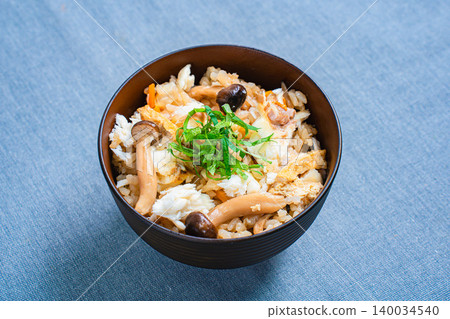 Photo of Japanese-style mixed rice with sea bream, mushrooms, and perilla leaves. 140034540