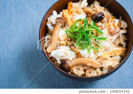 Photo of Japanese-style mixed rice with sea bream, mushrooms, and perilla leaves. 140034542