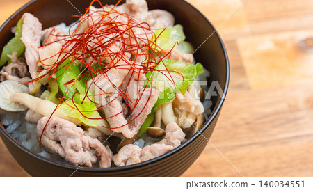 Green onion and salt pork bowl: A photo of a Japanese-style rice bowl with pork and mushrooms topped with shredded chili peppers. Green onion and salt pork bowl: A photo of a Japanese-style rice bowl with pork and mushrooms topped with shredded chili peppers. 140034551