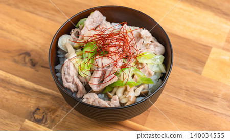 Green onion and salt pork bowl: A photo of a Japanese-style rice bowl with pork and mushrooms topped with shredded chili peppers. Green onion and salt pork bowl: A photo of a Japanese-style rice bowl with pork and mushrooms topped with shredded chili peppers. 140034555