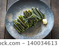 汆燙過的蕨菜配上磨碎的生薑，盛於民間陶罐中，是一道春季野生蔬菜菜餚。 140034613