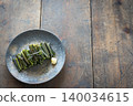 汆燙過的蕨菜配上磨碎的生薑，盛於民間陶罐中，是一道春季野生蔬菜菜餚。 140034615