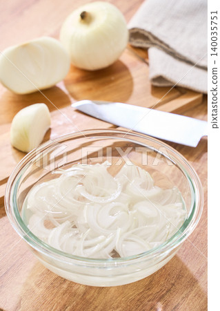 Cooking process: Soak sliced new onions in water in a glass bowl. Cooking process: Soak sliced new onions in water in a glass bowl. 140035751