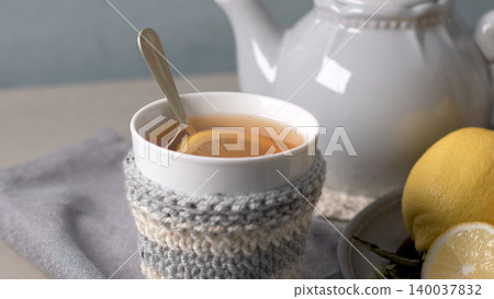 Cup of hot tea with lemon 140037832
