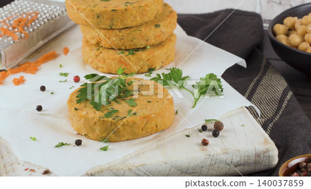 Raw veggie burger with chickpeas and vegetables Raw veggie burger with chickpeas and vegetables 140037859