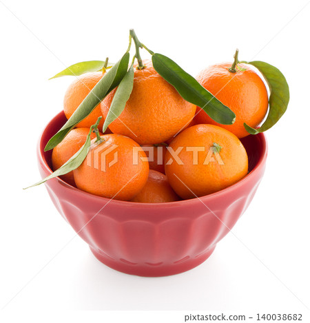 Tangerines on ceramic red bowl 140038682