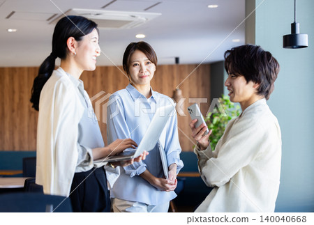 Young business people chatting casually Young business people chatting casually 140040668