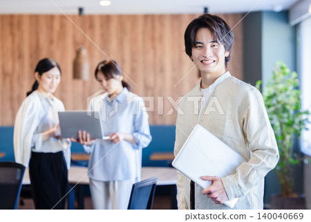 在辦公室使用筆記型電腦的商務人士 140040669