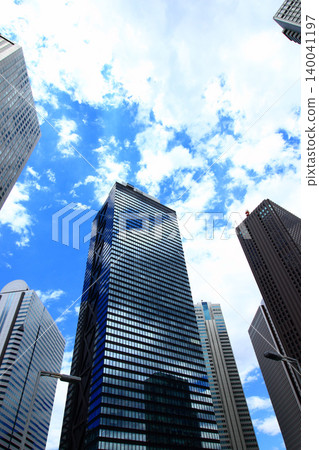 Buildings that shine in the blue sky Buildings that shine in the blue sky 140041197
