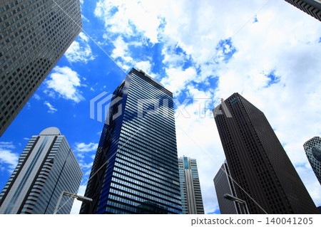 Buildings that shine in the blue sky 140041205