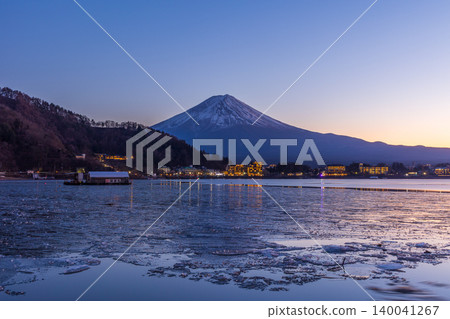 山梨縣富士河口湖町的冬景：日落時分的富士山和河口湖。 140041267