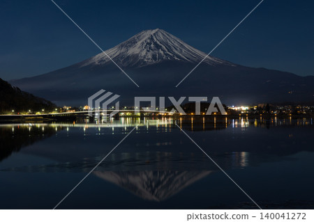 冬夜,月光灑在山梨縣富士河口湖町的富士山和河口湖上。 冬夜,月光灑在山梨縣富士河口湖町的富士山和河口湖上。 140041272