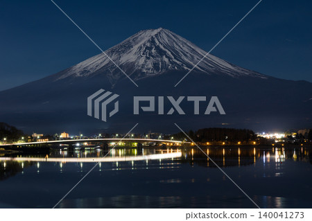 冬夜,月光灑在山梨縣富士河口湖町的富士山和河口湖上。 冬夜,月光灑在山梨縣富士河口湖町的富士山和河口湖上。 140041273