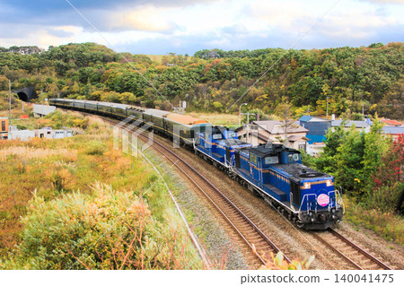 秋季,一輛雙頭DD51型柴油機車牽引著暮光特快臥舖列車駛過北海道(水平俯視圖)。 秋季,一輛雙頭DD51型柴油機車牽引著暮光特快臥舖列車駛過北海道(水平俯視圖)。 140041475