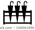 圖中展示了三把簡單的雨傘放置在傘架上。 140041490