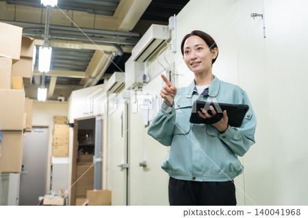 在倉庫工作的中年婦女 140041968