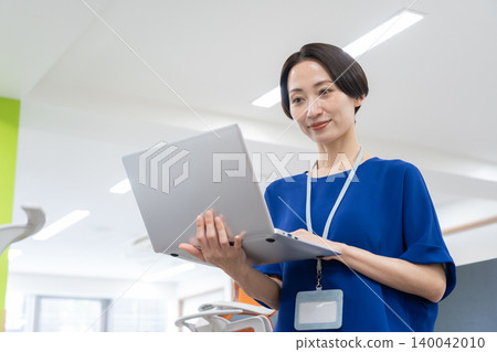 在辦公室工作的中年女商人 140042010