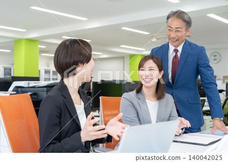 在辦公室工作的男性和女性商人 140042025