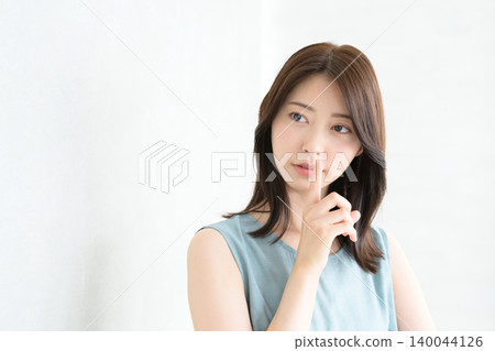 日本女子用手摀住嘴 日本女子用手摀住嘴 140044126