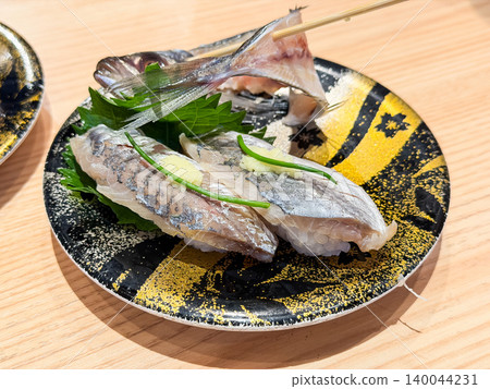 竹莢魚握壽司。一種日式料理,由新鮮刺身放在醋飯上製成。 竹莢魚握壽司。一種日式料理,由新鮮刺身放在醋飯上製成。 140044231