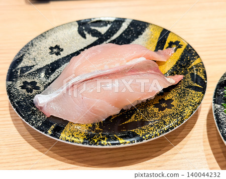 黃尾魚握壽司。一種日式料理,由新鮮刺身放在醋飯上製成。 黃尾魚握壽司。一種日式料理,由新鮮刺身放在醋飯上製成。 140044232