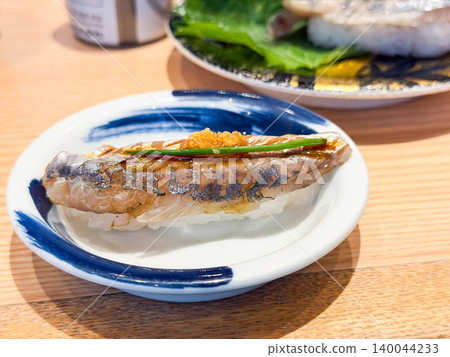 竹莢魚握壽司。一種日式料理,由新鮮刺身放在醋飯上製成。 竹莢魚握壽司。一種日式料理,由新鮮刺身放在醋飯上製成。 140044233