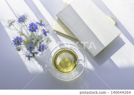 花草茶、書籍和黑種草籽構成了生活;在自然光下享受下午茶時光 花草茶、書籍和黑種草籽構成了生活;在自然光下享受下午茶時光 140044264
