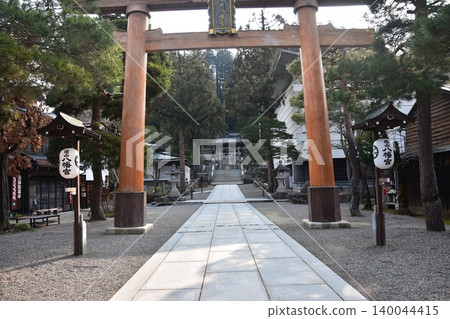 日本岐阜縣高山市櫻山八幡宮的鳥居與燈籠,在春季高山祭的清晨景象。 日本岐阜縣高山市櫻山八幡宮的鳥居與燈籠,在春季高山祭的清晨景象。 140044415