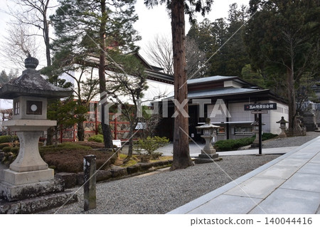 春季高山祭期間,清晨時分,日本岐阜縣高山市櫻山八幡宮及其建築群的景象。 春季高山祭期間,清晨時分,日本岐阜縣高山市櫻山八幡宮及其建築群的景象。 140044416