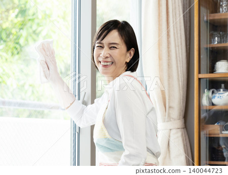 一名女子正在擦窗戶 140044723
