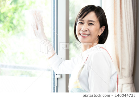 一名女子正在擦窗戶 140044725