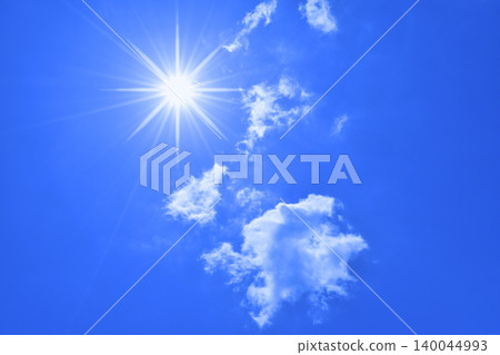 Blue sky and sun, direct sunlight, free space image 140044993