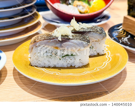 炙烤醃鯖魚握壽司。用炙烤醃鯖魚製成的壓制壽司（battera）。淋上醃漬薑（gari）。橫斷面圖。 140045010