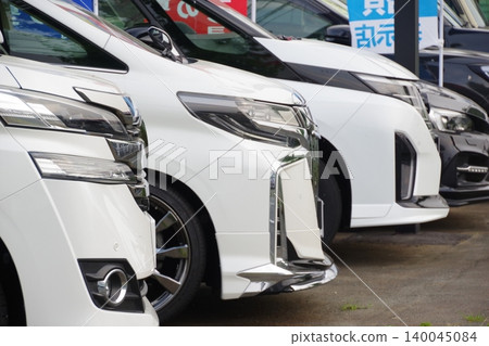 二手車圖:小型貨車在經銷商排隊 二手車圖:小型貨車在經銷商排隊 140045084