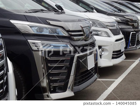 二手車圖:小型貨車在經銷商排隊 二手車圖:小型貨車在經銷商排隊 140045085