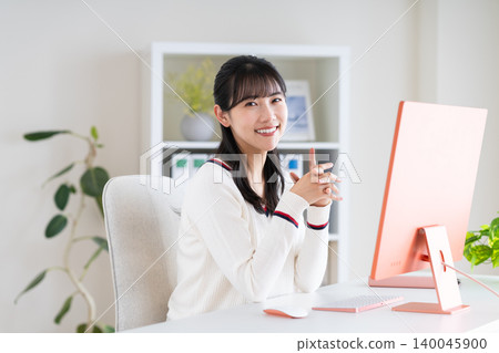 在辦公室工作的年輕女設計師 140045900